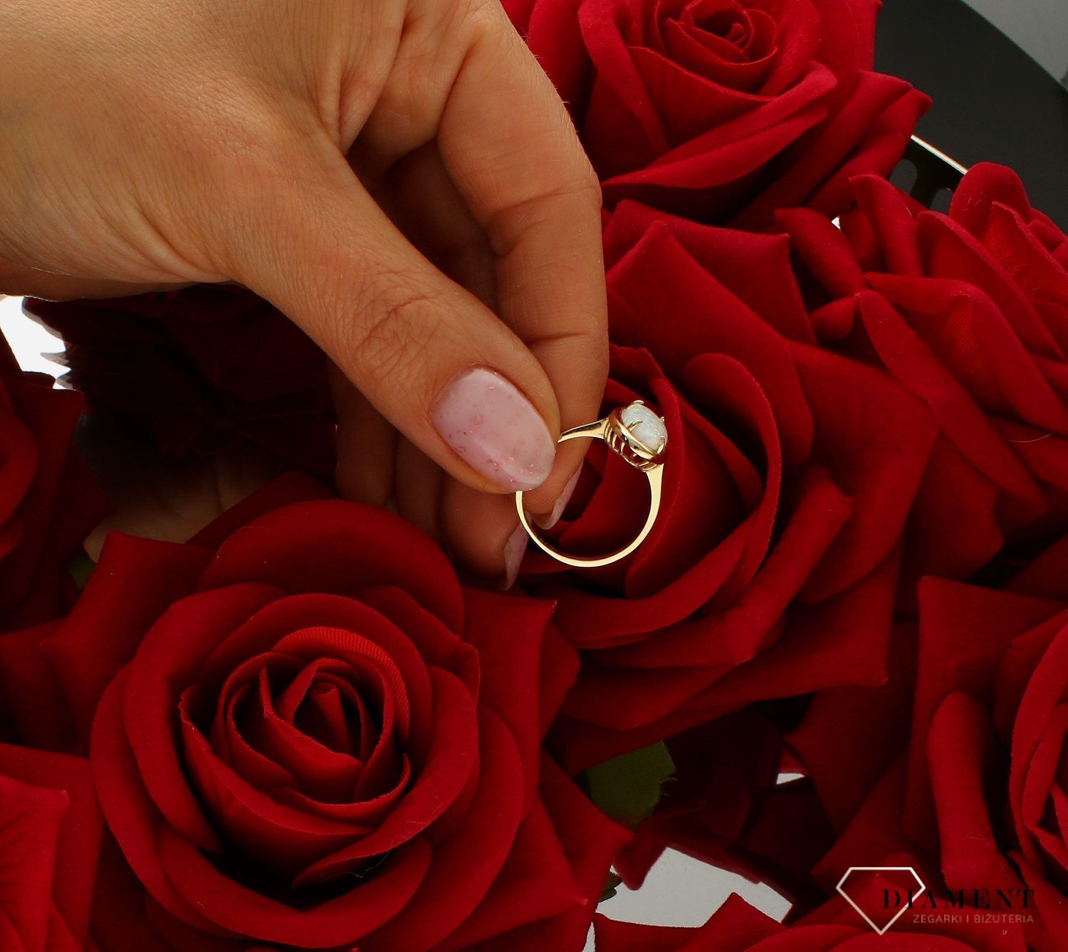 Złoty pierścionek damski 375 duże oczko z opalem rozmiar 16 PI 6523 375. Pierścionek złoty z białym kamieniem opalem. Złota biżuteria na prezent. Pierścionki złote na prezent. Pomysł na prezent dla kobiety. Złoty pierścionek z.jpg